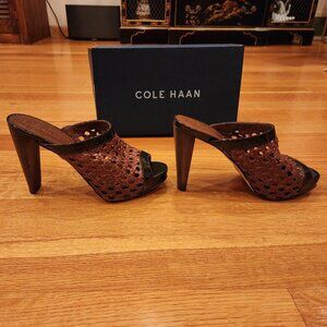 Woven cane brown & black patent leather mule sandals